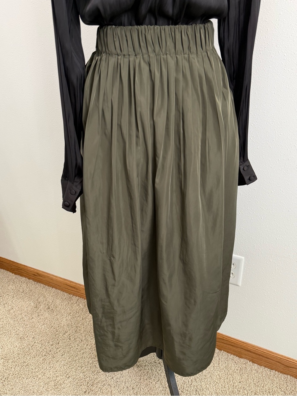 Uniqlo Olive Pleated Crinkle Midi Skirt Elastic Waist XS